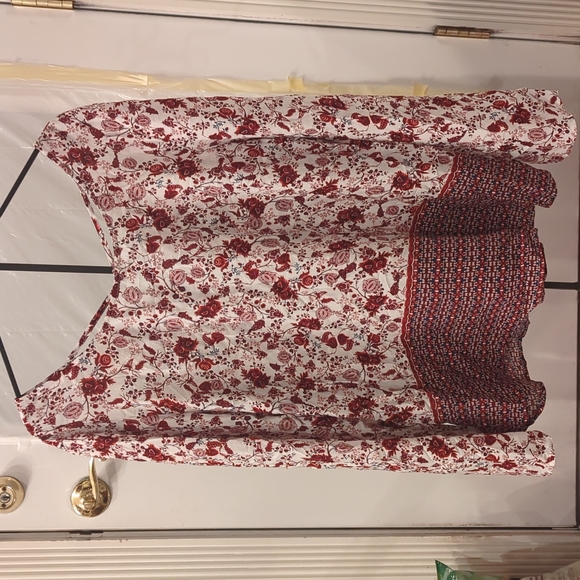 Floral print top. - Picture 2 of 4